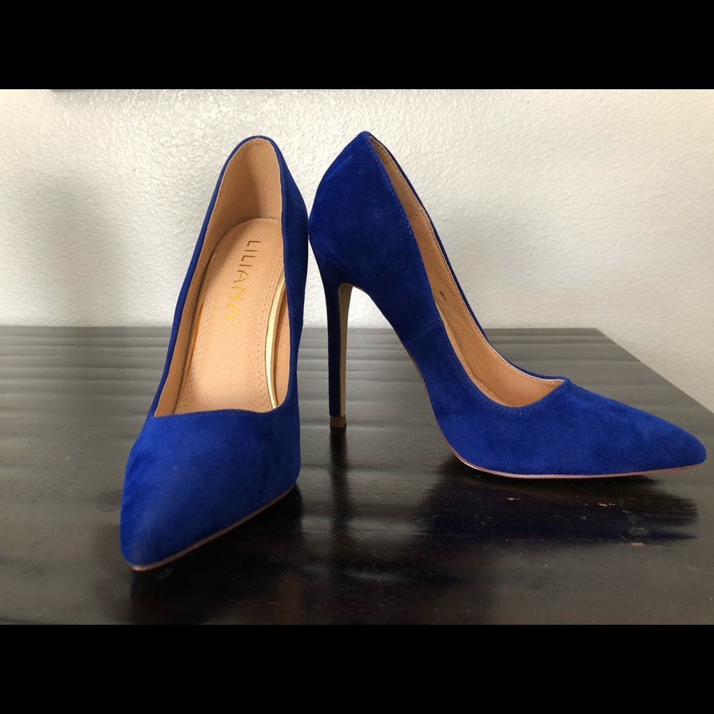 Blue pointed toe heels